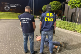 На Дніпропетровщині посадовцю держпідприємства повідомили про підозру за спробу дати 50 тис. доларів хабаря
