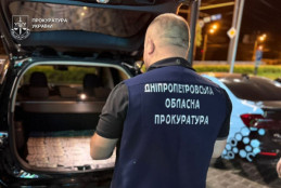 На Дніпропетровщині посадовцю держпідприємства повідомили про підозру за спробу дати 50 тис. доларів хабаря