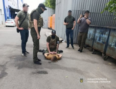 На Дніпропетровщині правоохоронці викрили військовослужбовця, який торгував зброєю та боєприпасами