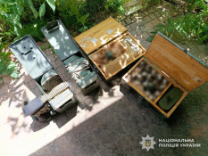 На Дніпропетровщині правоохоронці викрили військовослужбовця, який торгував зброєю та боєприпасами