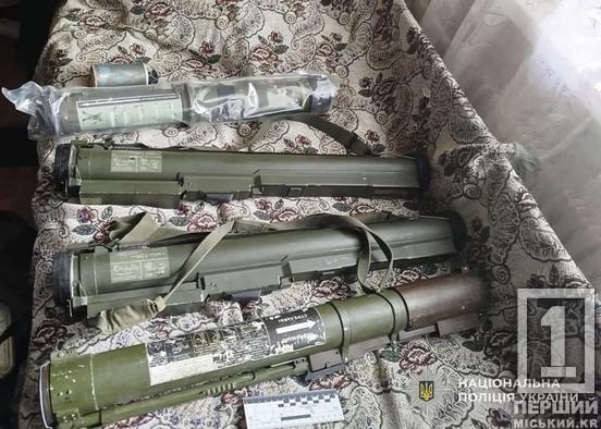 На Дніпропетровщині затримали чоловіка, що мав величезний набір зброї