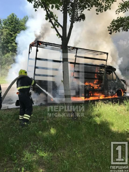 На мікрорайоні Гірницький згорів мікроавтобус Mercedes-Benz