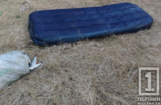 На надувному матраці та з 60-метровою сіткою: на Карачунах викрили браконьєра
