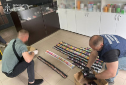На Нікопольщині правоохоронці припинили виробництво та збут нікотиновмісних сумішей і рідин без ліцензій: вартість вилученої продукції перевищує 1 млн грн