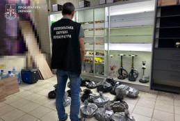 На Нікопольщині правоохоронці припинили виробництво та збут нікотиновмісних сумішей і рідин без ліцензій: вартість вилученої продукції перевищує 1 млн грн