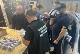На Нікопольщині правоохоронці припинили виробництво та збут нікотиновмісних сумішей і рідин без ліцензій: вартість вилученої продукції перевищує 1 млн грн