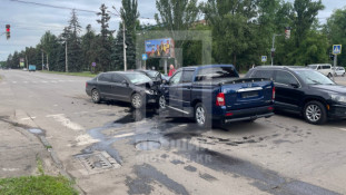 На перехресті неподалік Криворізького цирку два автомобілі зіткнулися лоб у лоб