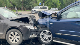 На перехресті неподалік Криворізького цирку два автомобілі зіткнулися лоб у лоб