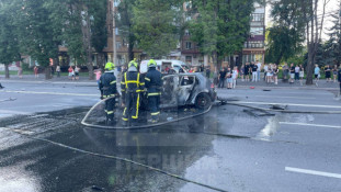 На проспекті Миру сталась серйозна ДТП: автомобіль врізався в стовп і загорівся