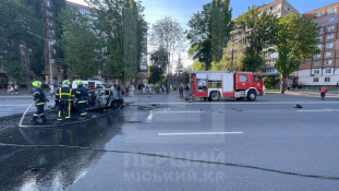 На проспекті Миру сталась серйозна ДТП: автомобіль врізався в стовп і загорівся