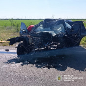 На трасі Дніпро – Миколаїв BMW зіткнувся з вантажівкою: загинула 26-річна водійка