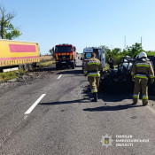 На трасі Дніпро – Миколаїв BMW зіткнувся з вантажівкою: загинула 26-річна водійка