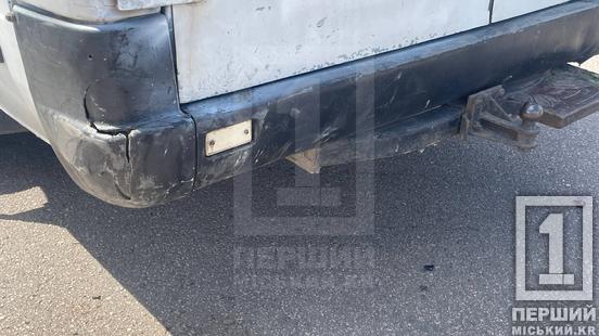 Не помітив маневру: у Кривому Розі на Вільної Ічкерії Nissan врізався в мікроавтобус
