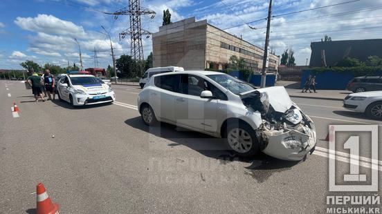 Не помітив маневру: у Кривому Розі на Вільної Ічкерії Nissan врізався в мікроавтобус