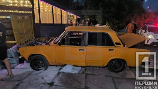 Невдалий поворот: на Ювілейній «Жигулі» протаранили мотоцикліста та «припаркувалися» біля кафе