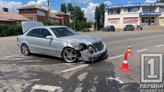 Один з водіїв не помітив іншого: у Кривому Розі на перехресті зіштовхнулися Mercedes та Volkswagen