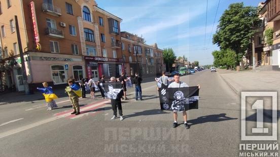 Пам'ятаємо кожного: мешканці Кривого Рогу прийшли на акцію вшанування воїнів