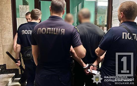План втечі провалився: у Дніпрі затримали крадіїв, які винесли з приватного будинку сейф із грошима
