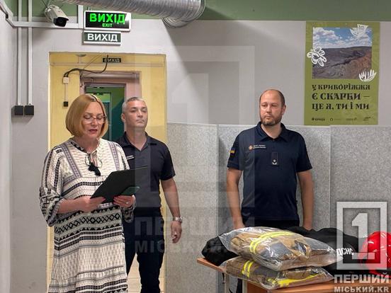 «Побачив – не чіпай»: у Кривому Розі рятувальники навчали школярів безпечної поведінки