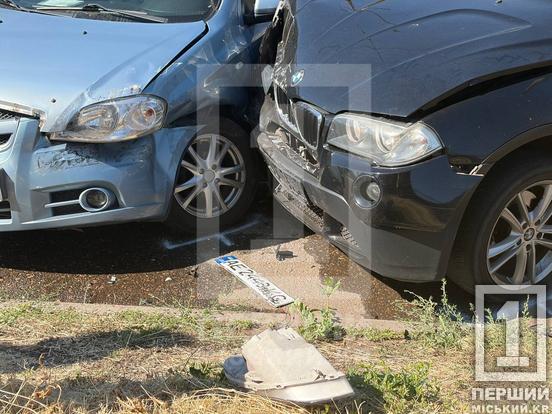 Потрійне зіткнення біля хлібзаводу: у Кривому Розі через невдалий маневр зіштовхнулися три авітвки