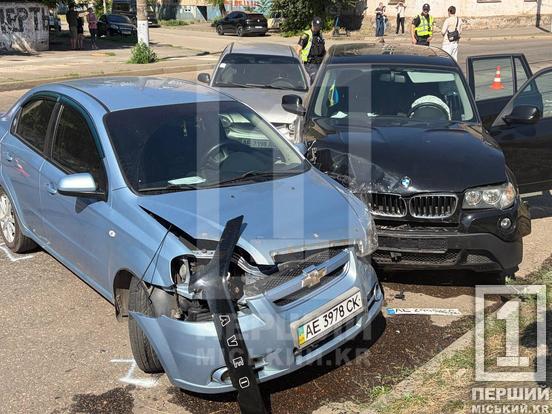 Потрійне зіткнення біля хлібзаводу: у Кривому Розі через невдалий маневр зіштовхнулися три авітвки