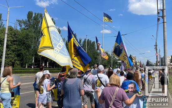 «Поверніть Героїв з пекла»: криворіжці пройшли центром міста аби нагадати про полонених та зниклих безвісти