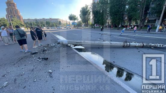 Стовп диму над дорогою: у Кривому Розі на проспекті Миру згорів Volkswagen, є постраждалі