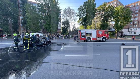 Стовп диму над дорогою: у Кривому Розі на проспекті Миру згорів Volkswagen, є постраждалі