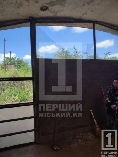 Троє загиблих, 19 поранених: ворог поцілив балістикою у промзону у Кривому Розі