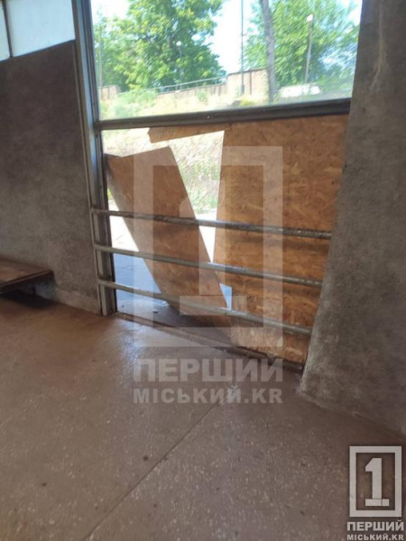 Троє загиблих, 19 поранених: ворог поцілив балістикою у промзону у Кривому Розі