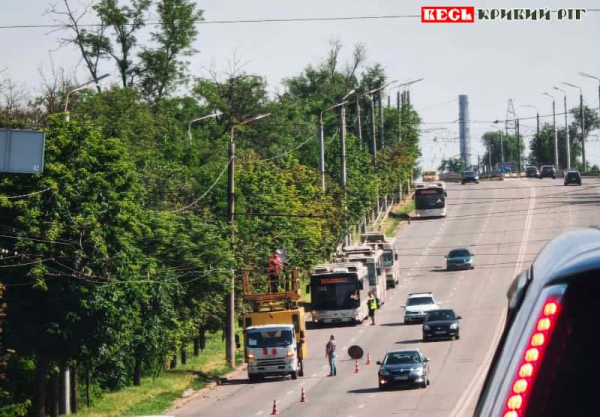 Ремонт контактної мережі тролейбусів на вул. Колачевського в Кривому Розі