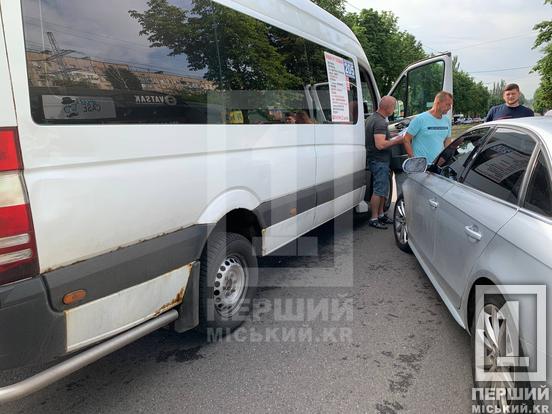 У Кривому Розі біля Дзвіниці легковик притерся до маршрутки