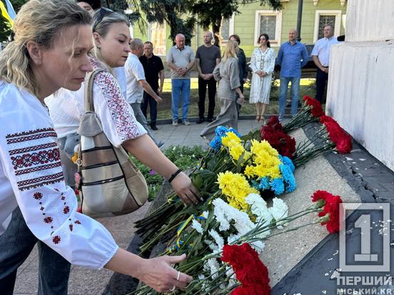 У Кривому Розі напередодні Дня Конституції поклали квіти до пам’ятника Шевченку