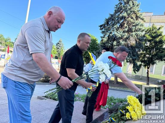 У Кривому Розі напередодні Дня Конституції поклали квіти до пам’ятника Шевченку