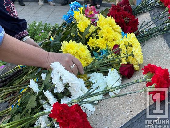 У Кривому Розі напередодні Дня Конституції поклали квіти до пам’ятника Шевченку