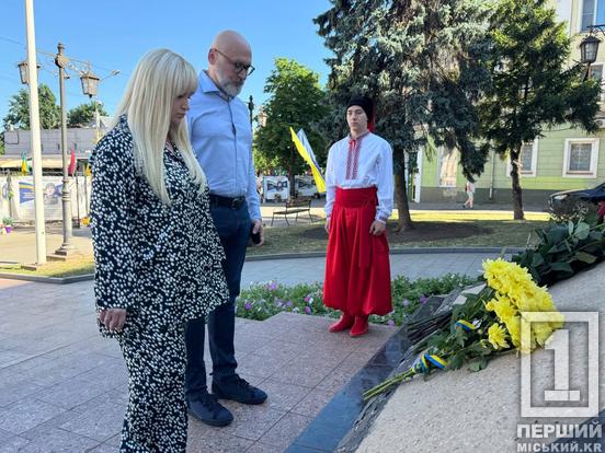 У Кривому Розі напередодні Дня Конституції поклали квіти до пам’ятника Шевченку