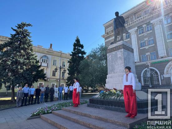 У Кривому Розі напередодні Дня Конституції поклали квіти до пам’ятника Шевченку