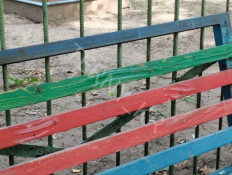 У Кривому Розі невідомі обмазали лавки вазеліном