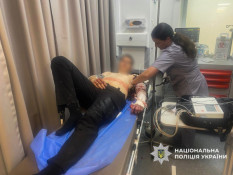 У Запоріжжі під час обшуку чоловік напав на поліцейських із ножем та газом – троє правоохоронців поранено, нападника ліквідовано
