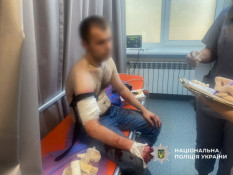У Запоріжжі під час обшуку чоловік напав на поліцейських із ножем та газом – троє правоохоронців поранено, нападника ліквідовано