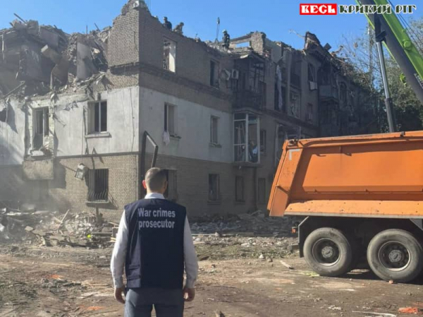 Розбір завалів після влучання ракети в житловий будинок у Дніпрі