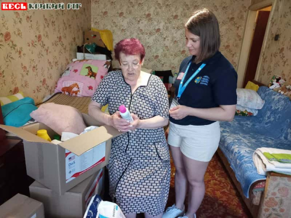 Переселенка пані Людмила отримала гігієнічний набір від Карітас Кривий Ріг