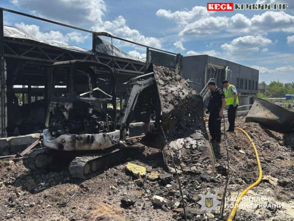 Правоохоронці працюють на місці ракетного удару по Кривому Рогу