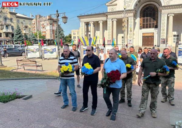 Покладання квітів до пам&rsquo;ятника Шевченка керівництвом Криворізької РВА