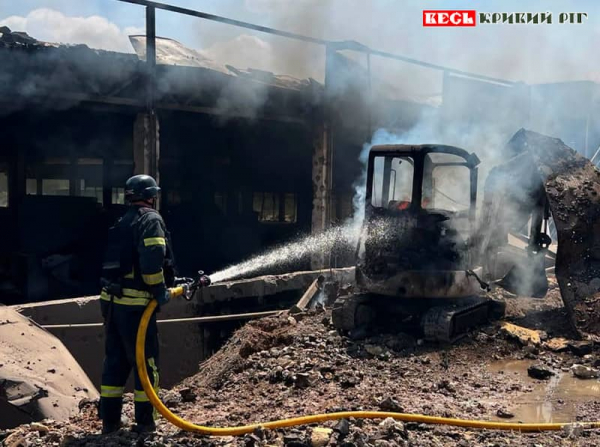 Рятувальники гасять будівлю на місці ракетного удару по Кривому Рогу