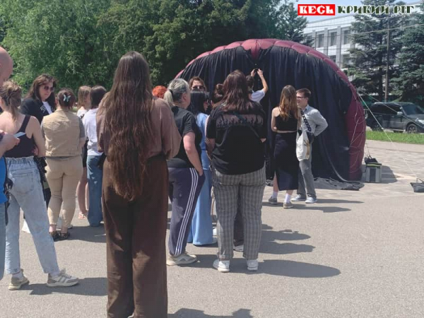Черга до намету «Скажи правду» Української правди в парку Героїв в Кривому Розі