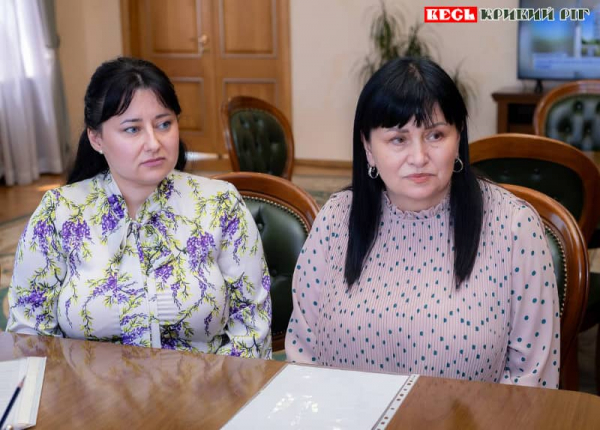Людмила Ракітянська (праворуч) та Галина Добровольська в музколеджі в Кривому Розі
