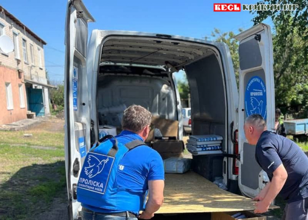 Закрити вікна, вибиті вибухом шахеда в Апостолово допомагаює Проліска Кривий Ріг