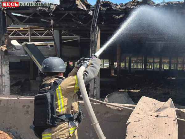 Рятувальник гасить пожежу в цеху після ракетного удару по Кривому Рогу