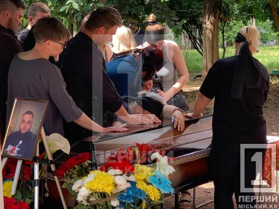 Вдалося упізнати за татуюванням: у Кривому Розі простилися з Володимиром Черниченком, який загинув під час ракетного удару